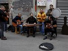 Syrtí a irátí hudebníci vystupují v ulicích turecké metropole Istanbul. (17....