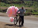 Mu prodávající cukrovou vatu v rebely ovládaném mst al-Ghariyah al-Gharbiyah...