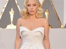 Lady Gaga zvolila netradiní model - bílý overal s dlouhou vlekou od Brandona...
