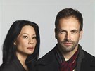 Jonny Lee Miller jako Sherlock Holmes a Lucy Liu coby Watsonová v seriálu Jak...