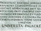 Pamtní deska pipomínají obnovení olomoucké Univerzity Palackého.