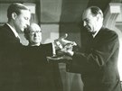 Rektor Univerzity Palackého J. L. Fischer pebírá 17. listopadu 1946 rektorský...