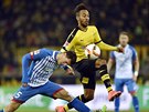 Pierre-Emerick Aubameyang (ve lutém) z Dortmundu bojuje s Fabianem Schärem z...
