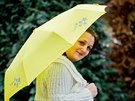 Deštník ze žluté vysoce viditelné látky s reflexními prvky