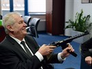 Prezident Zeman se chlub� samopalem, kter� dostal od hejtmana Libereck�ho kraje...
