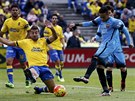 Neymar z Barcelony (v modrém) skóruje proti Las Palmas.