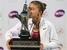 Sara Erraniová líbá trofej pro vítzku turnaje v Dubaji.