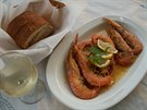 Jednoduchá ecká veee. Smaené krevety, chléb a sklenka bílého vína