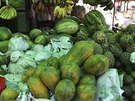 Trhy ve vesnicích kolem jezera jsou plné erstvého tropického ovoce.