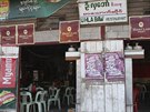 Typická barmská hospoda láká na vychlazené pivo znaky Myanmar.