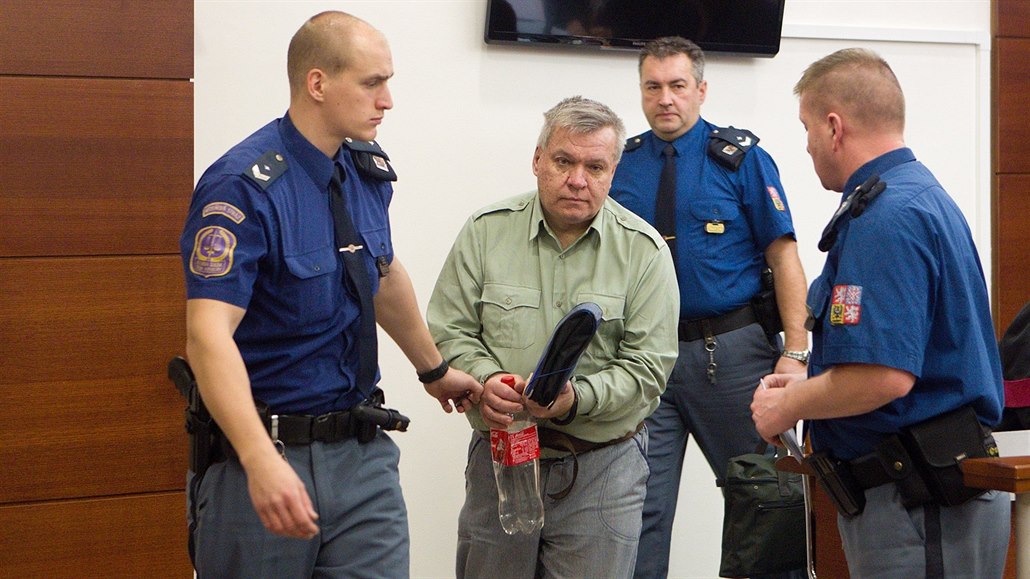 Léka Jaroslav Barták pichází 23. února k soudu v Liberci.