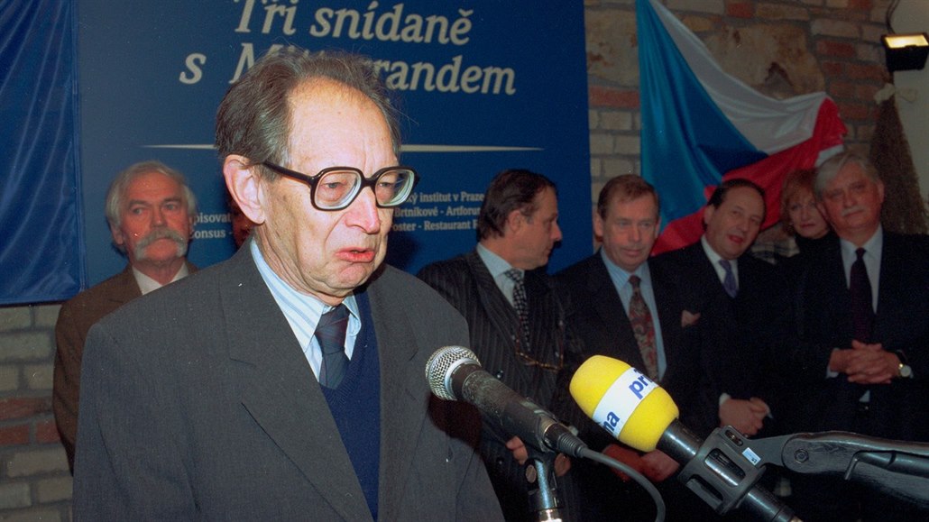 N�kdej�í mluv�í Charty 77 Milo� Hájek na snímku z roku 1998 z akce T�i snídan�...