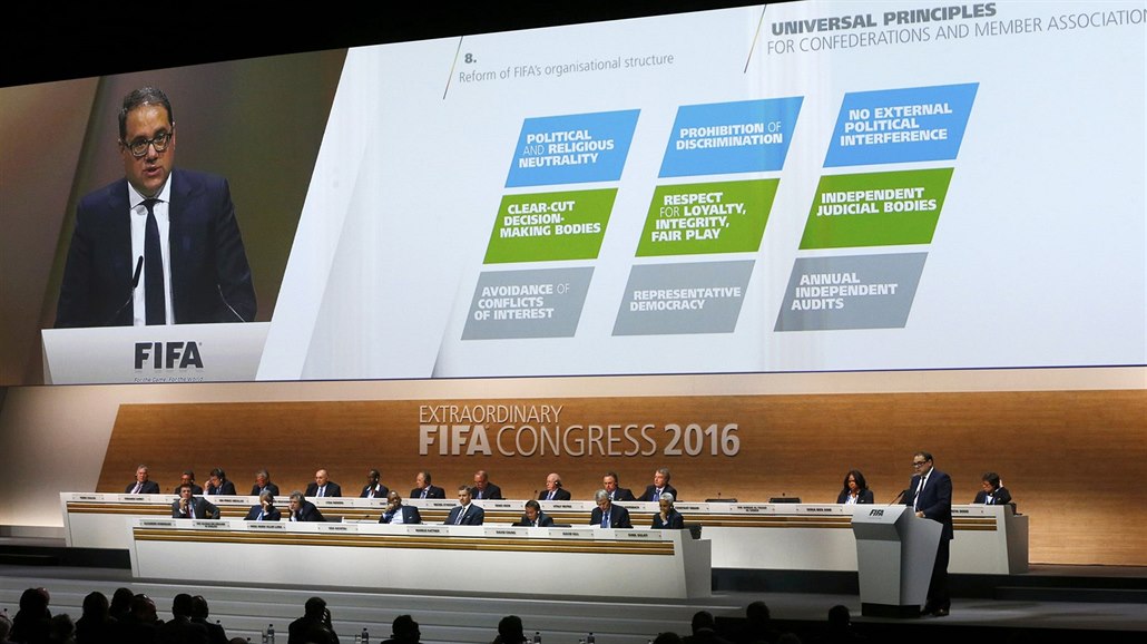 Mimo�ádný kongres FIFA v Curychu, u pultu hovo�í Victor Montagliani, prezident...