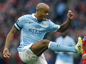 Vincent Kompany z Manchesteru City odkopv m v utkn s Liverpoolem.