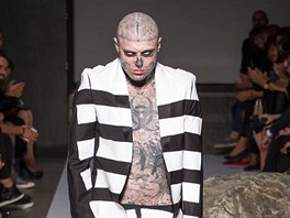 Model Rick Genest na pehlídce léto 2015