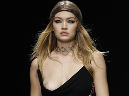 Gigi Hadidová v neposlušných šatech Donatelly Versace