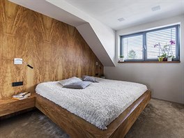 Vybavení ložnice je zhotoveno na míru z dýhy atraktivně zdobné dřeviny olivy....