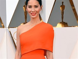 Olivia Munnová si své šaty na předávání Oscarů nakonec vybrala u návrhářky...