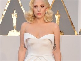 Lady Gaga zvolila netradiční model - bílý overal s dlouhou vlečkou od Brandona...