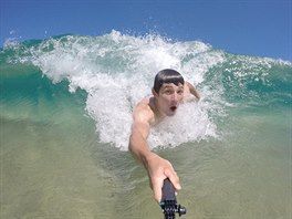 DOVDN VE VLNCH. Kajak Ji Prskavec si v Austrlii uval i bodysurfing.