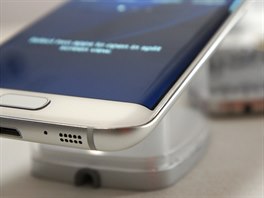 Samsung Galaxy S7 edge si drí styl pedchdce. Na první pohled jsou mnohé...