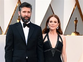 Reisér Bart Freundlich se svou enou Julianne Moore (Los Angeles, 28. února...