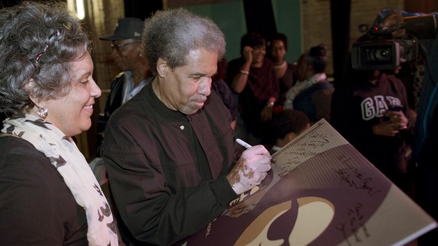 Albert Woodfox podepisuje plakt k filmu ern pantei v kulturnm centru v New Orleans pot, co byl po 43 letech proputn z vzen v Lousian. (20. nora 2016)