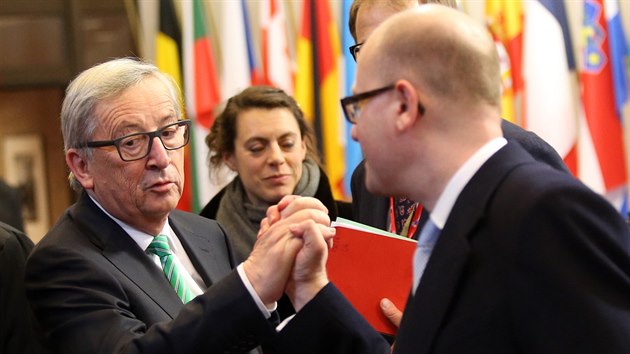�eský premiér Bohuslav Sobotka (vpravo) se zdraví s �éfem Evropské komise...