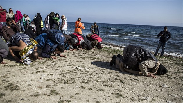 Uprchlci po pistn na eckm ostrov Lesbos  (23. nora 2016)