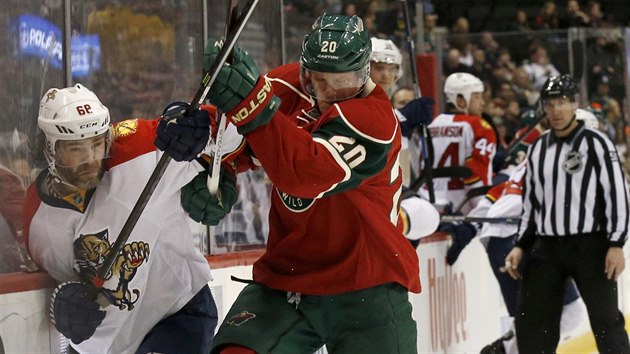 Ryan Suter (vpravo) z Minnesoty se sna natlait na mantinel Jaromra Jgra z Floridy.