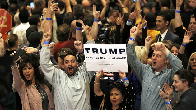 Pznivci Donalda Trumpa oslavuj v Nevad (23. nora 2016).