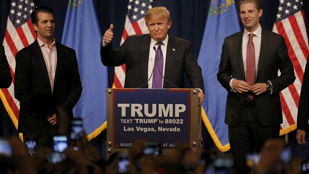 Donald Trump se svmi syny Donaldem (vlevo) a Ericem v Nevad (23. nora 2016).