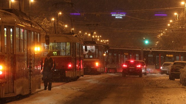 Sníh komplikuje dopravu v Praze (29. února 2016).