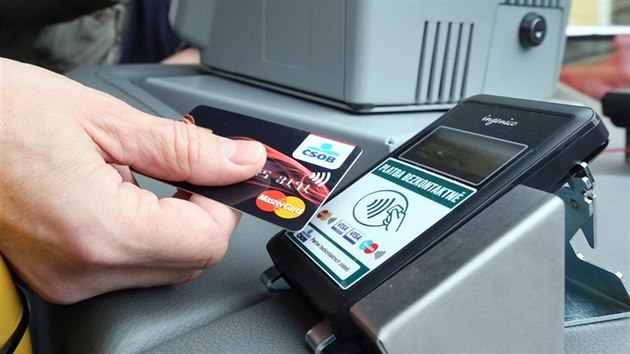 Cestující zaplatí v autobusech v Chebu a Sokolově bankovní kartou.