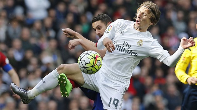 Ostr souboj v madridskm derby: Luka Modri z Realu si kryje m ped Kokem.