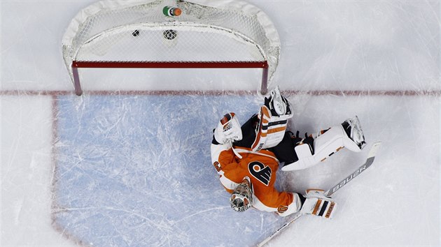 esk brank Michal Neuvirth z Philadelphie dostal v prvn tetin zpasu s Arizonou gl od Richardsona.