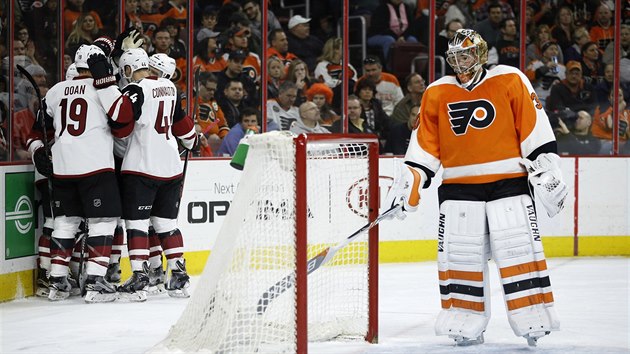 esk brank Michal Neuvirth z Philadelphie dostal v prvn tetin zpasu s Arizonou gl od Richardsona.