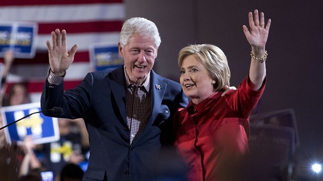 Hillary Clintonov slav spolu s manelem, bvalm prezidentem Billem Clintonem, vtzstv v nominanm souboji Demokratick strany v Nevad (20.2.2016)