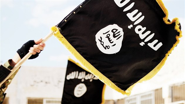 Islámský stát se svou vlajkou propaguje po obsazení mst v Sýrii i Iráku.