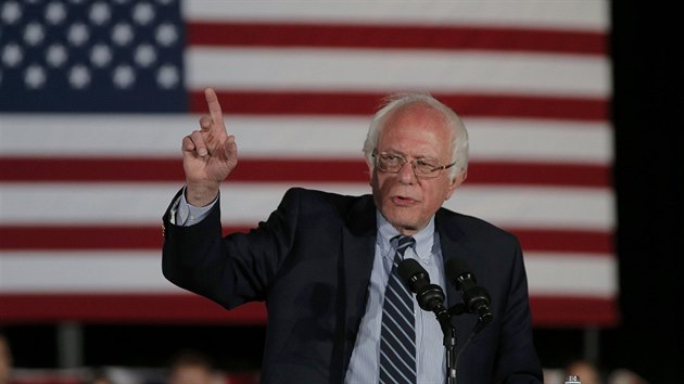 Bernie Sanders pijel na shromdn svch podporovatel do Rochesteru ve stt Minnesota. Vystoupil zde s projevem pot, co byl v Jin Karoln v primrkch poraen Hillary Clintonovou (27. nora 2016).