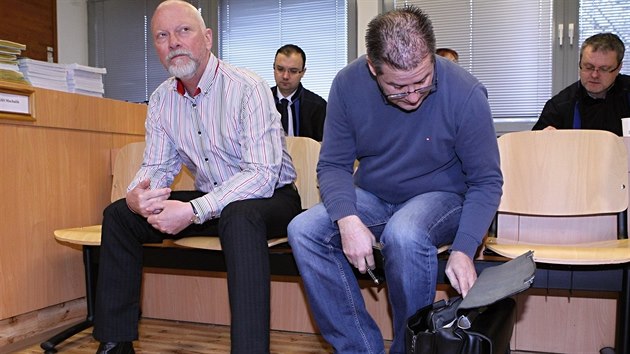 V souvislosti s dotačním úřadem Severozápad čelí jeho bývalý ředitel Petr Kušnierz (vpravo) už třetímu obvinění. Vedle něj bývalý vicehejtman Pavel Kouda
