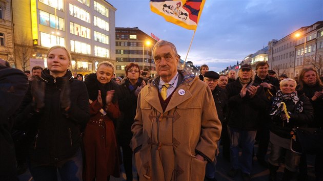 Demonstrace namen proti fovi ANO a ministru financ Andreji Babiovi, kterou na prask Vclavsk nmst svolali zstupci pravice (25. nora 2015)