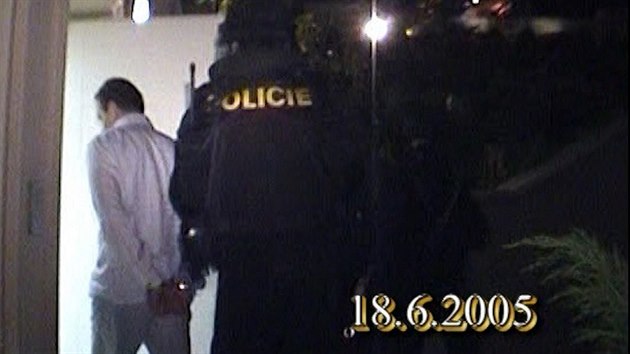 Radovan Krejčíř zadržený policií ve své vile v Černošicích (18. 6. 2005)