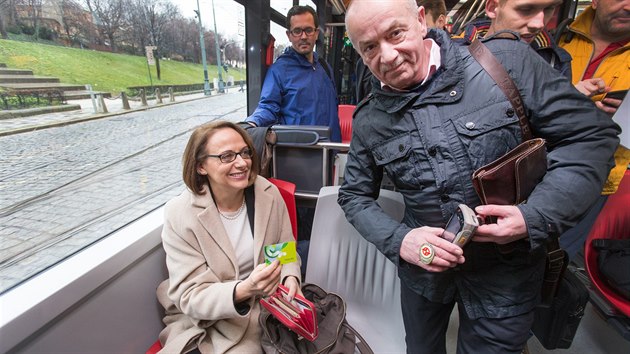Pražská primátorka Adriana Krnáčová představila novou kartu pro cestování pražskou MHD. (23. února 2016)