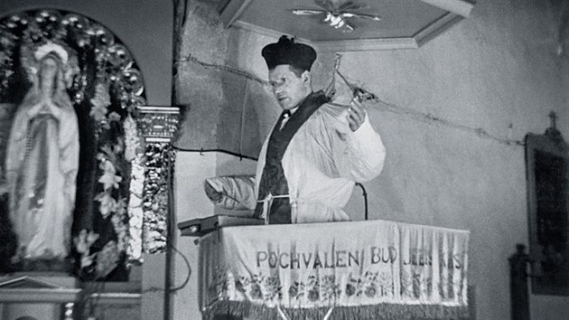Číhošťský farář Josef Toufar během policejní rekonstrukce. Následující den zemřel na následky mučení ve valdické věznici. (24. února 1950)
