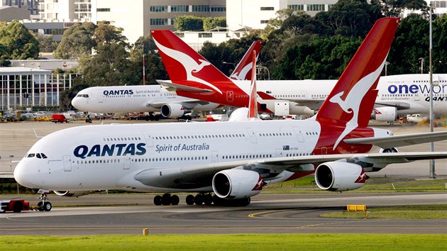 Australská letecká společnost Qantas kvůli akutnímu nedostatku zaměstnanců vyzvala své vedoucí pracovníky, aby dočasně vypomáhali při odbavování zavazadel na letištích. Německá aerolinie Lufthansa ve stejné chvíli hlásí, že nejhorší momenty letošního léta už jsou za ní. 