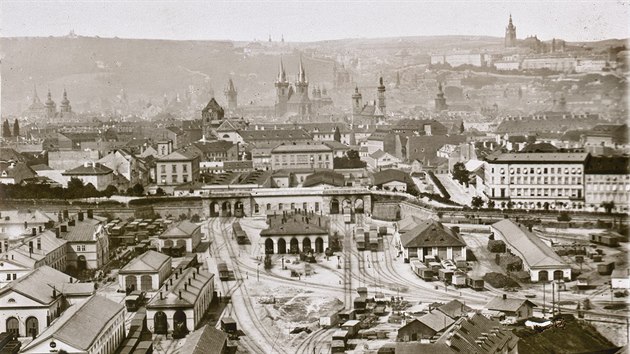 Snmek Prahy vyfotografovan z Vtkova kolem roku 1875
