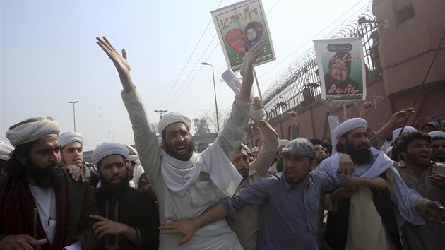 Podporovatel politick strany Jamiat Ulema-e-Pakistan protestuj v Pvaru proti poprav Mumtze Kadrho (29. nora 2016).