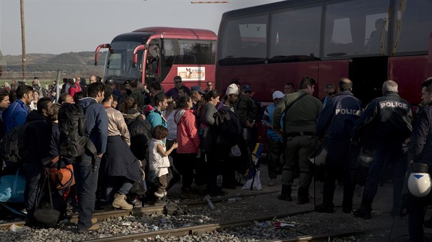 Policie asn rno pikzala afghnskm migrantm nastoupit do autobus, kter je odvezly do provizornho tbora nedaleko Atn. Tbor postavila eck armda na ntlak Evropsk unie.