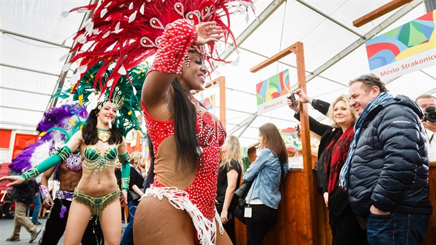 Exotické tanečnice a tanečníci lákali návštěvníky veletrhu cestovního ruchu ke stánku Jihočeského kraje.